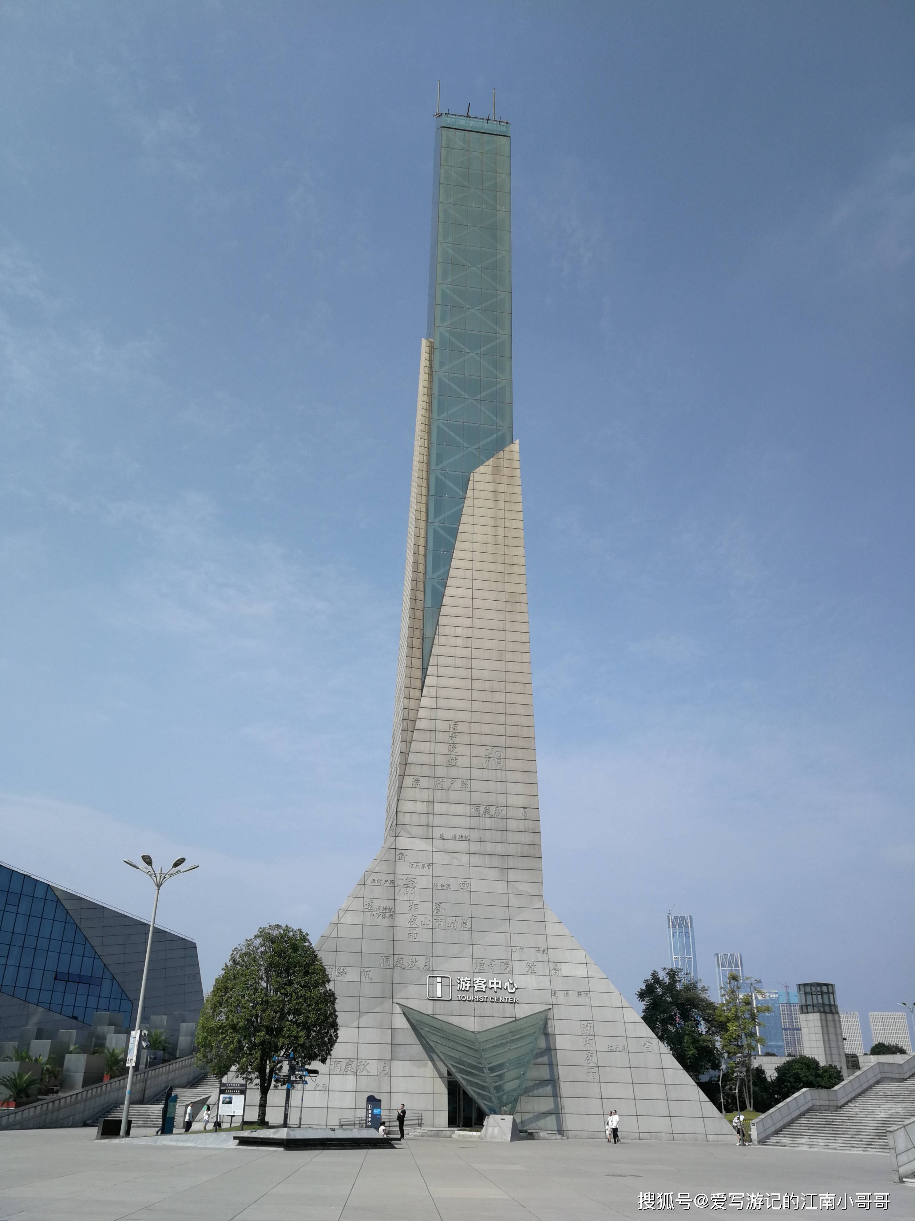 景观塔也承担了游客中心的作用.