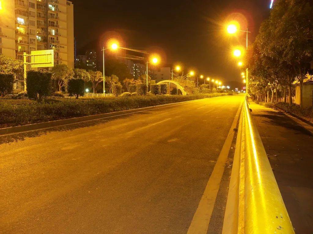 为什么路灯都是黄色的