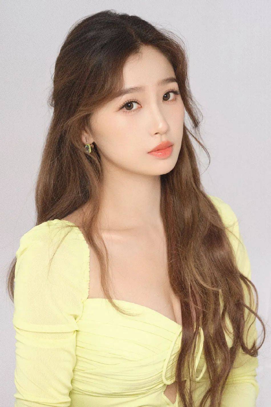 原创虞书欣柠檬黄造型写真超甜美雪肤玉貌太性感靓丽
