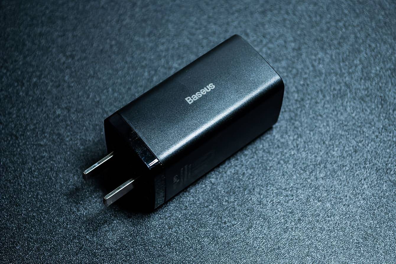 经典设计更小体积倍思氮化镓快充充电器67w仅售99元