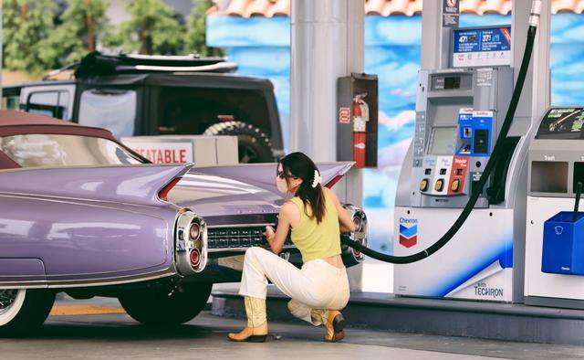 原创肯豆最新私服造型果绿穿搭配公主紫古董车梦幻感太不真实