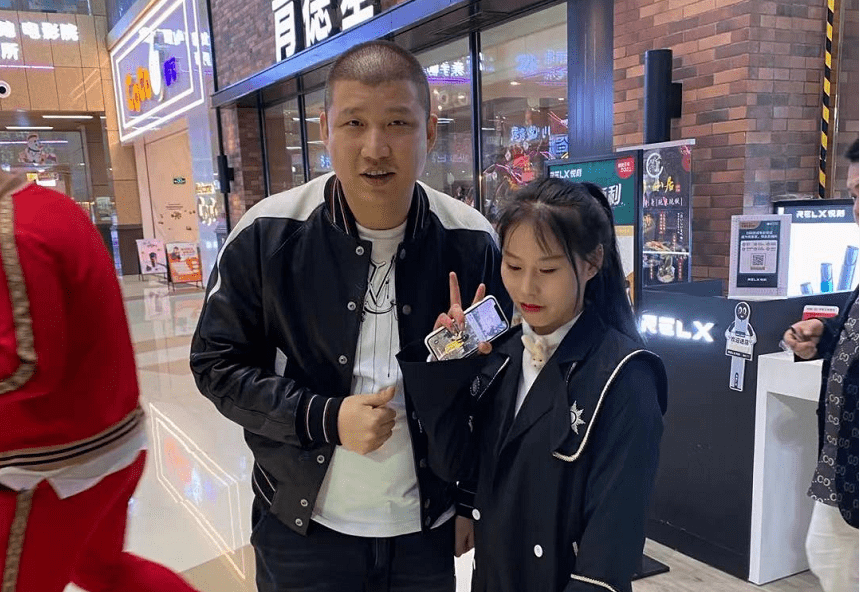 原创网红二驴谈父亲被女粉丝起诉事件表示我爸也是男人都挺难