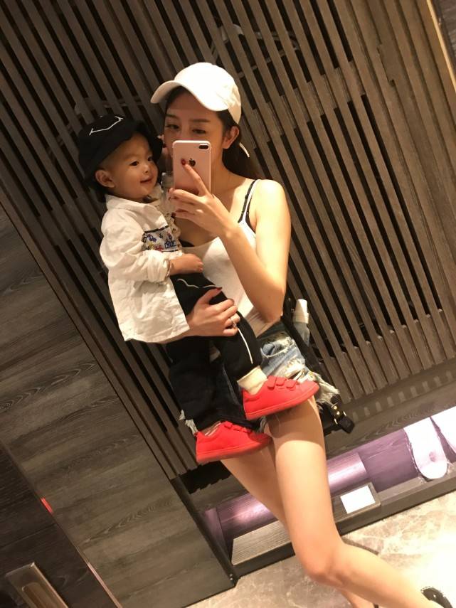 结婚不久后,卓仕琳与马睿嵘生下了一个可爱的儿子,儿子完美遗传了父母