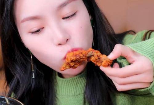 原创小贝饿了状态堪忧嗓子哑疑似经常催吐整个人看起来很憔悴