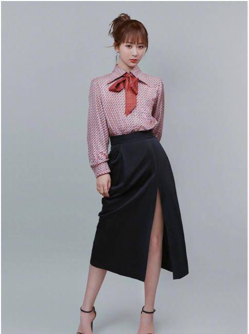 原创             杨紫红色花纹复古衬衫黑色开衩裙，美腿若隐若现，网友：又瘦了！