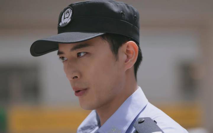 原创中国导演们求求你们学学警察荣誉导演丁黑怎么拍民警吧