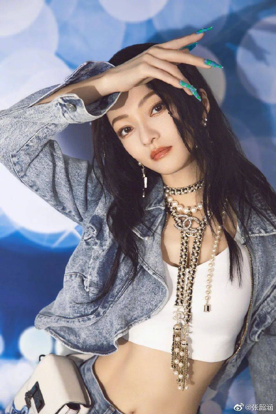 张韶涵酷飒朋克风写真大秀小蛮腰肤白貌美太性感撩人