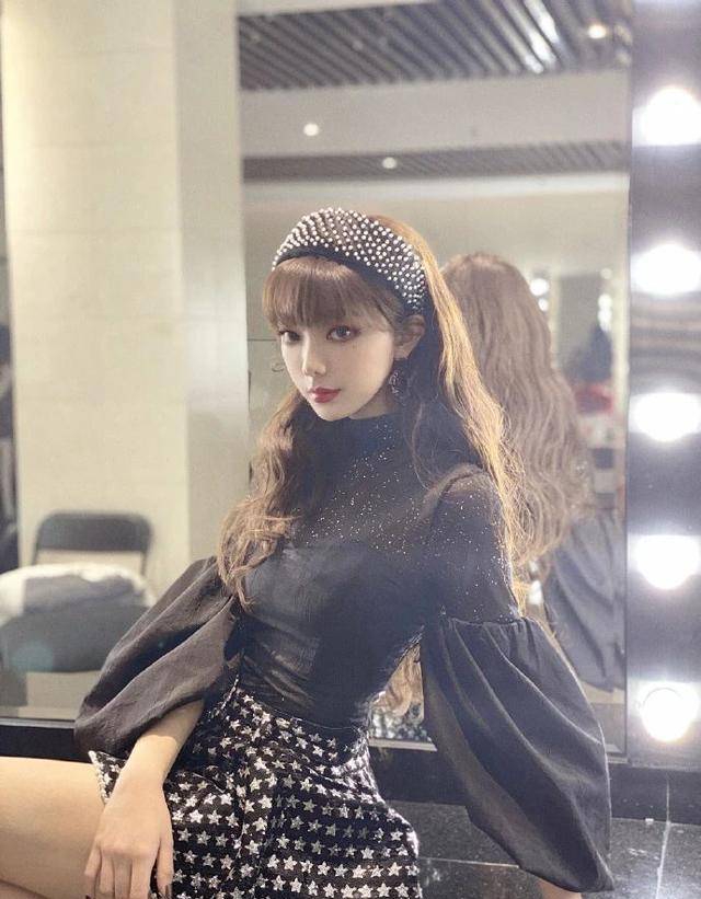 20岁李紫婷穿大红旗袍配红色高跟鞋显逆天身高有钱人气质真好