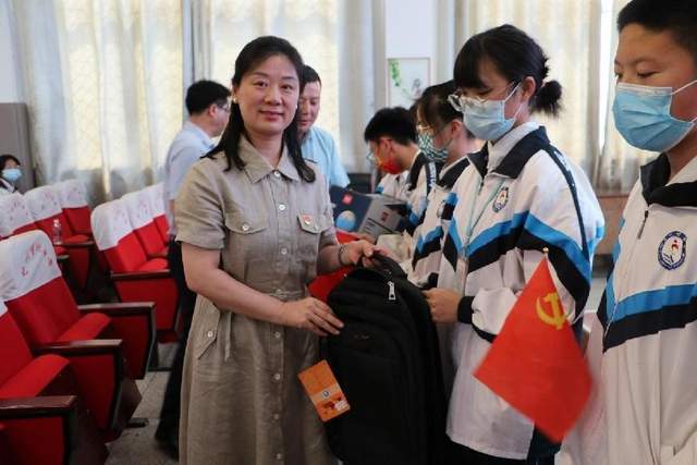 华夏保险走进楚州实验中学献爱心庆六一