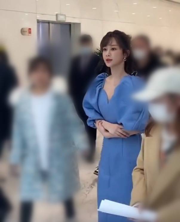 原创杨紫出席活动双手放置的位置很特殊粉表示心疼