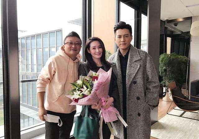 放弃当外交官做演员,出道13年零绯闻,38岁被老公宠成公主_于明加_李沁