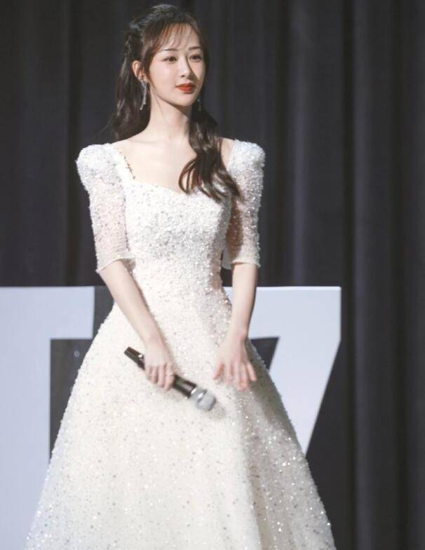 原创杨紫出席某活动身穿白色星钻长裙搭配长直卷发