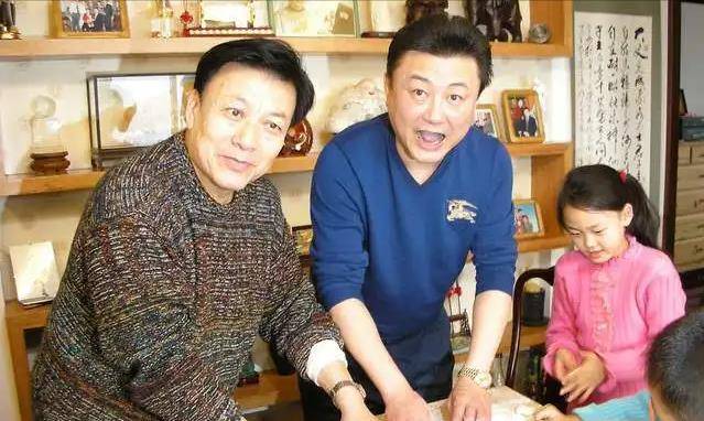 原创央视主播王宁现身聚会挺肚腩与恩师高歌与妻子金龟子生活美满
