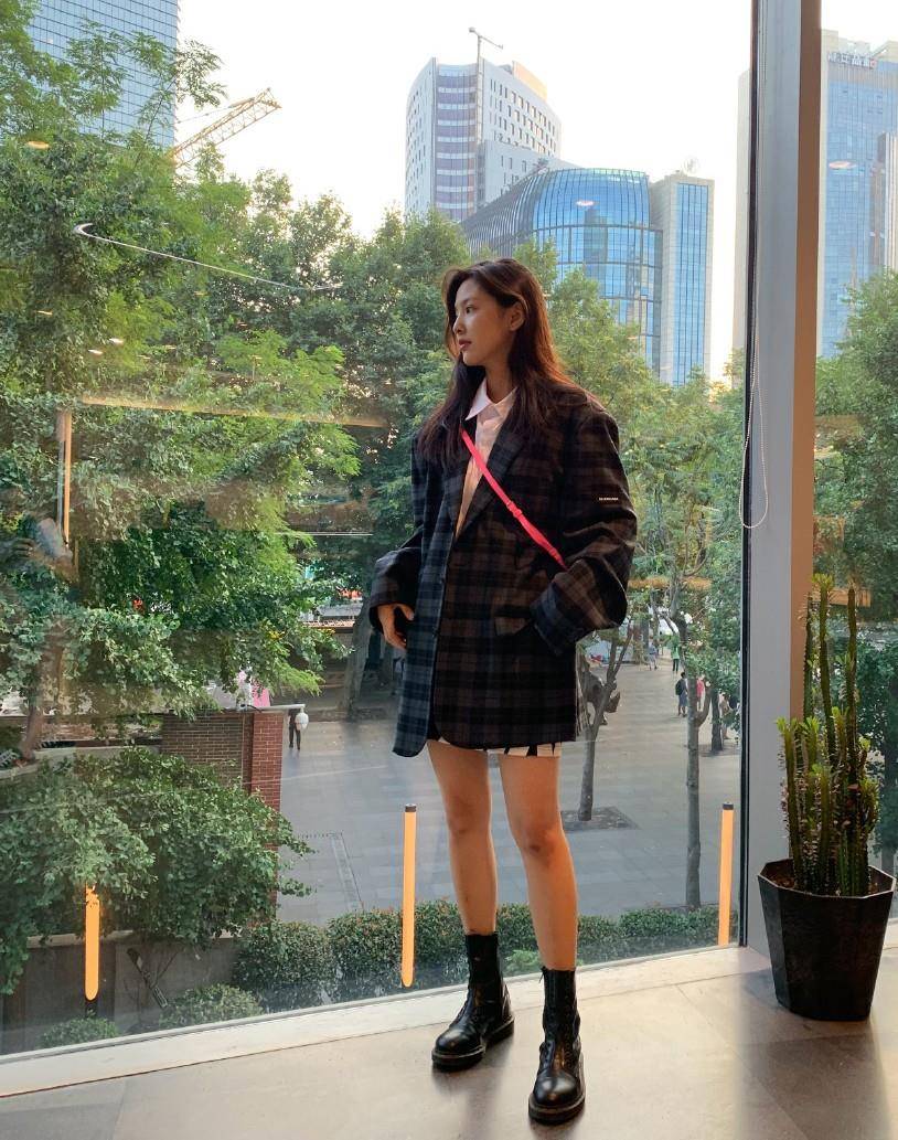 原创章若楠写真照曝光穿针织裙短外套配长筒靴分层搭配尽显大长腿