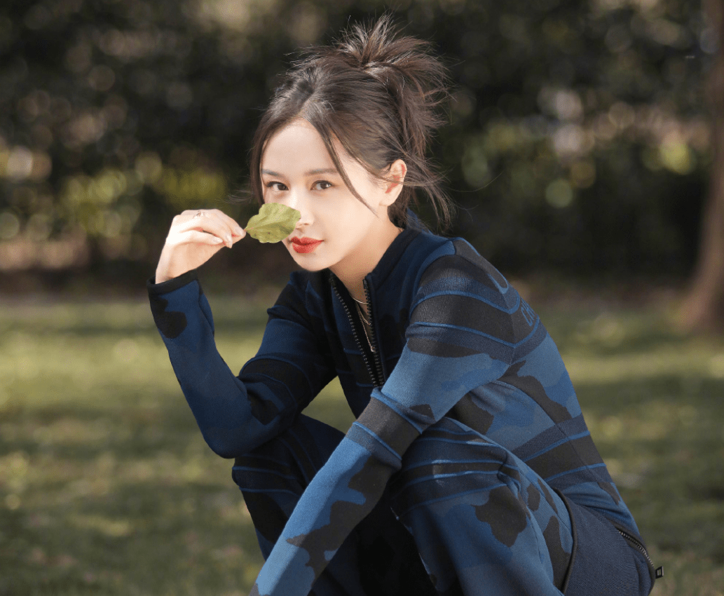 原创王子文近况曝光跟工作人员讨论工作一旁女助理跪下帮她穿鞋