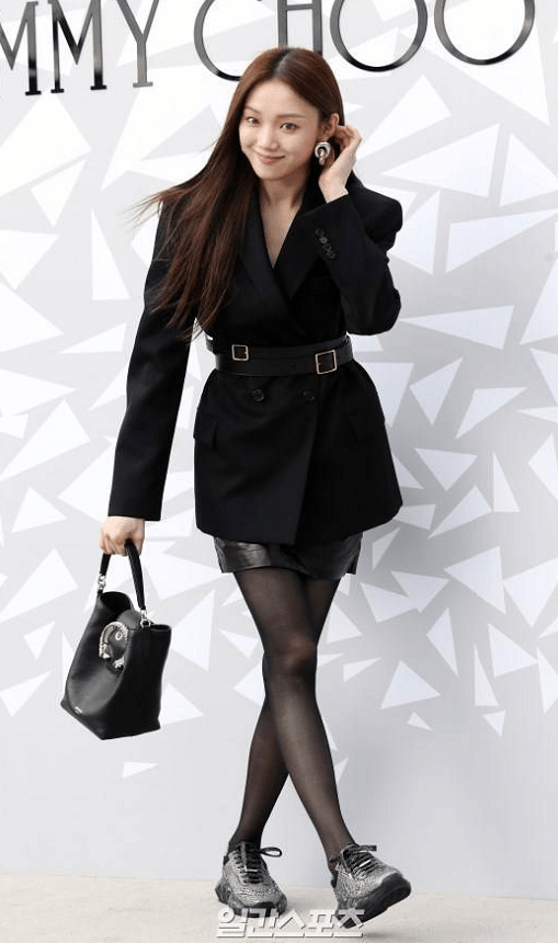 也只有双腿特别有优势,而且颜值身高都特别优越的人才敢这样任性穿了