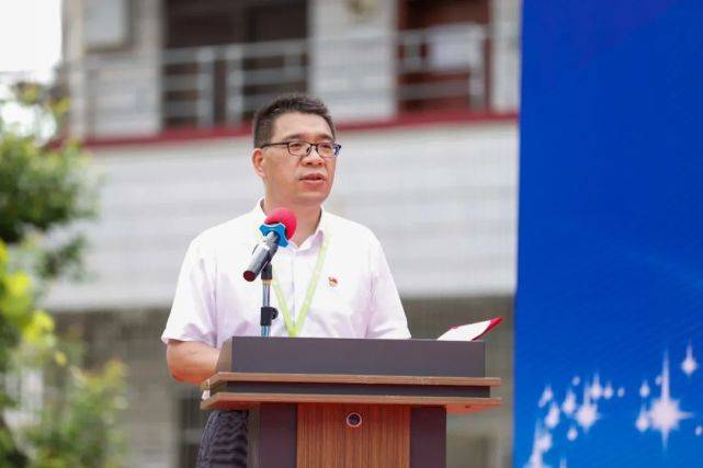 活动现场视频中共广州市白云区委组织部副部长黄树峰,四级调研员钟晓