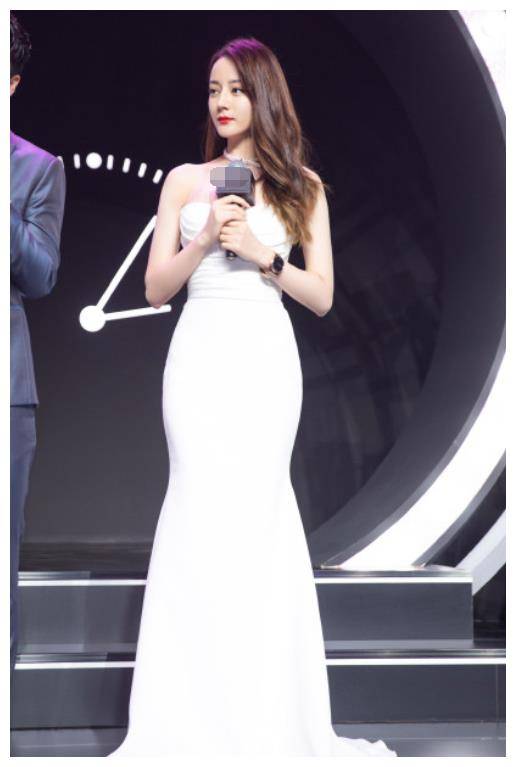 迪丽热巴放大招 穿v领人鱼裙秀3d身材 极致腰臀比女星里罕见 女性 设计 晚礼服 迪丽热巴放大招 穿v领人鱼裙秀3d身材 极致腰臀比女星里罕见 女性 设计 晚礼服