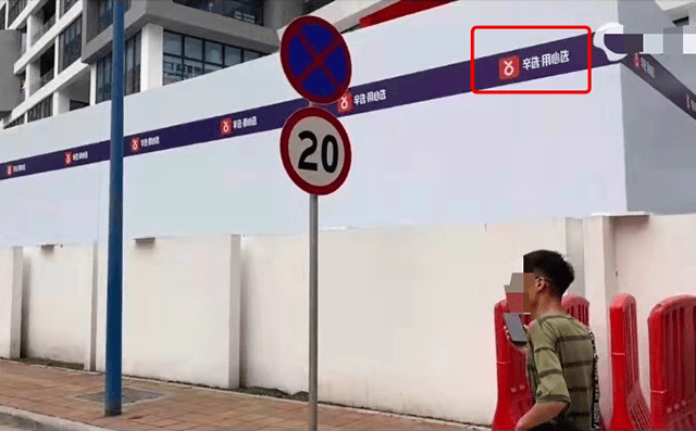 疑似辛巴在出镜期间封路影响交通网友凭什么一个网红而已