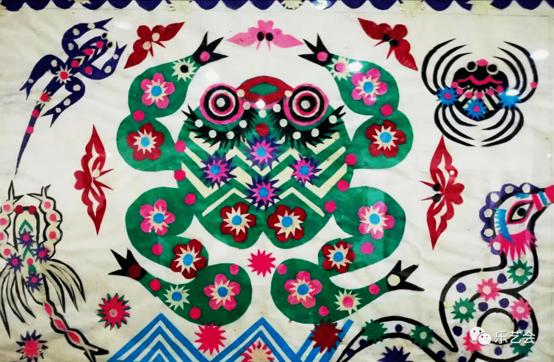 民间剪纸五毒蟾蜍作为主体纹样,蜘蛛代替蜈蚣作为五毒之一.