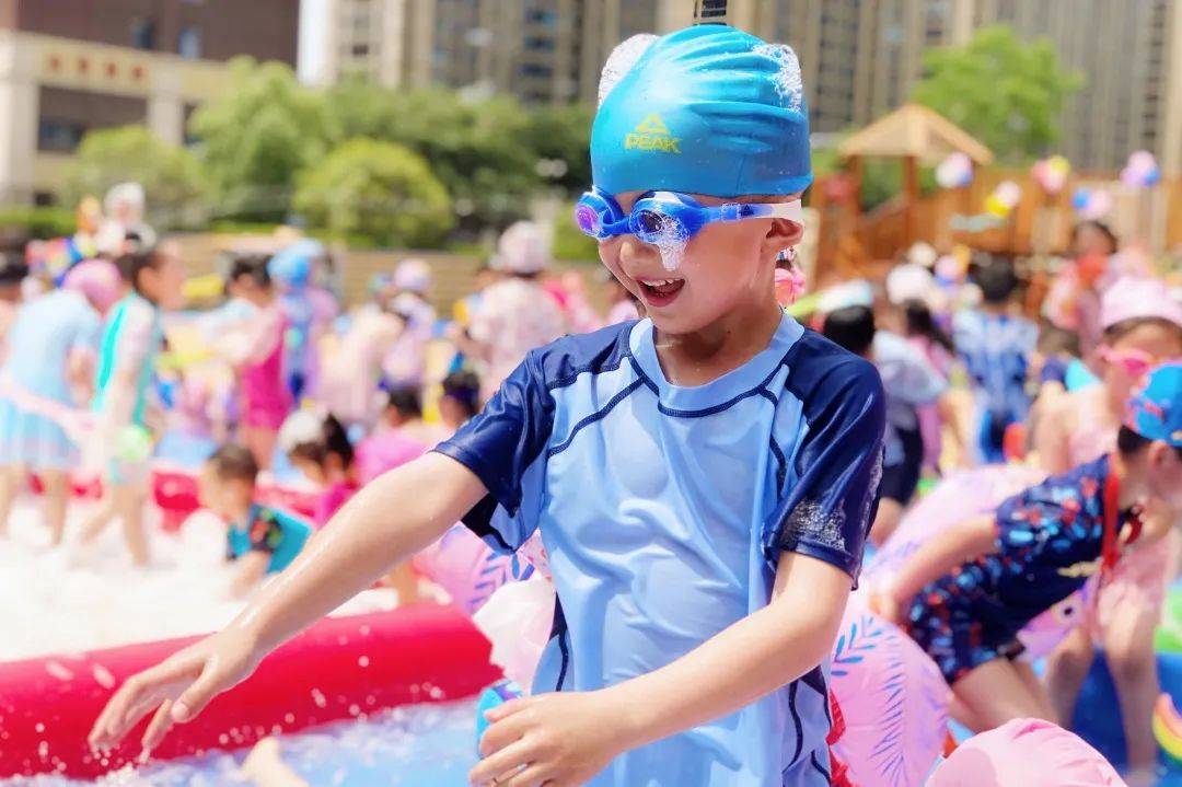 遇见泡泡,嗨翻六一——美好慧承幼儿园夏日欢乐泡泡趴_泡沫_水花_水枪