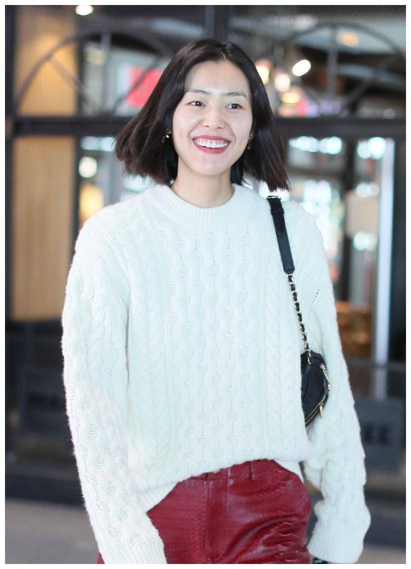 原创超模刘雯气质感果然高扎丸子头搭配卫衣和皮质外套穿出高级感