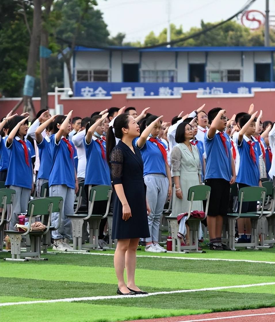 棠湖小学南区隆重举行庆祝六一儿童节文艺汇演暨颁奖典礼