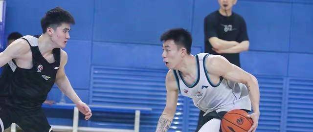 参加nba夏季联赛,周俊成在训练中只能选择与鄢手骐,刘清政等球员对位