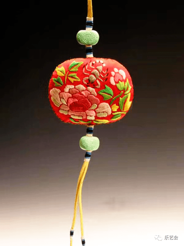 浙江省博物馆展此小盒应该是五毒组盒中的一件,为装端午节令物品所用