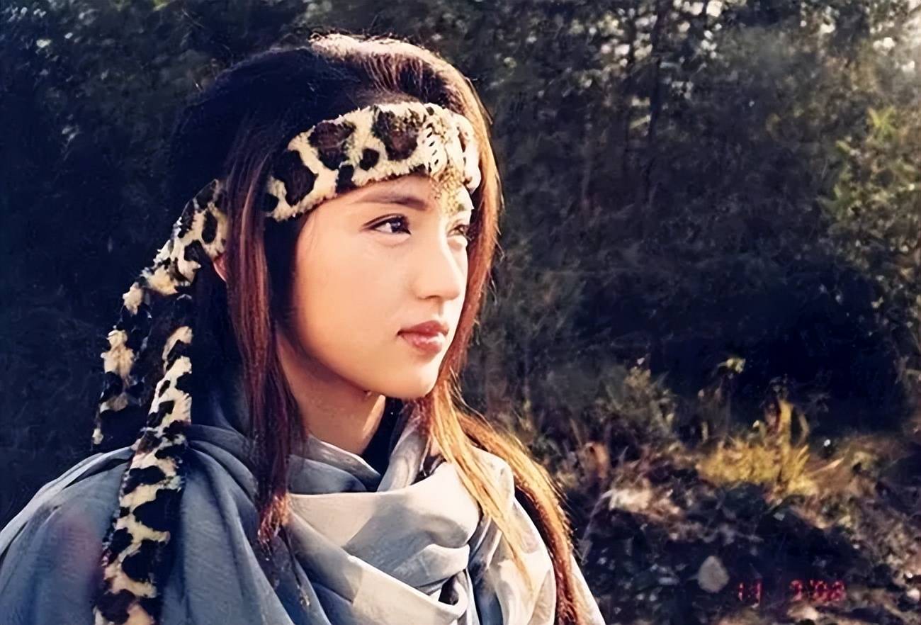 董璇人生的第一部戏就是《雪花女神龙》,她饰演上官燕