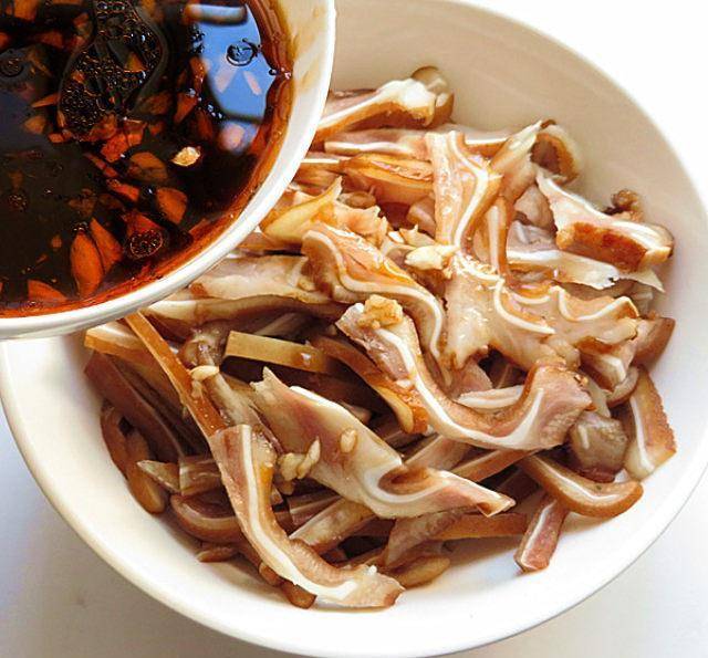 凉拌猪耳朵餐桌常备的下酒菜干净卫生