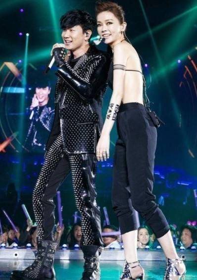 47岁天后谢金燕因父亲一句话无奈隐退今18岁儿子生父成迷