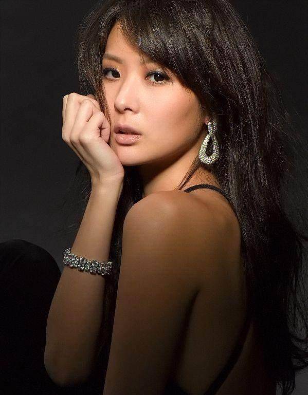 廖镇汉则是微风广场董事长廖伟志的独子,微风百货营收年