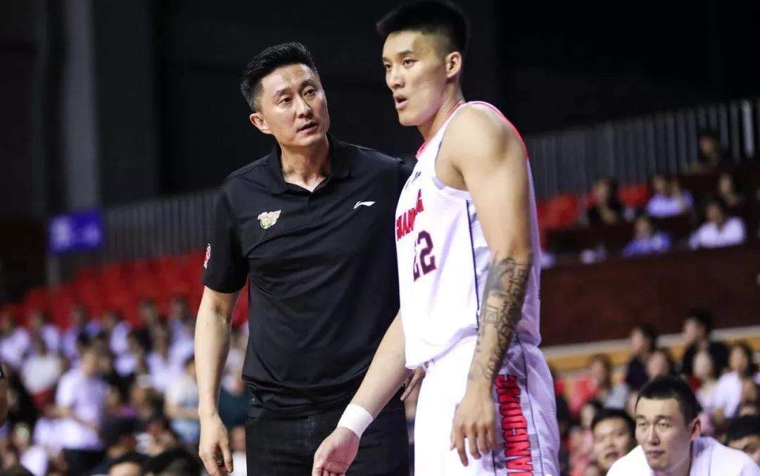 面对新疆强大的内线群,广东竟然顶住了冲击,曾繁日