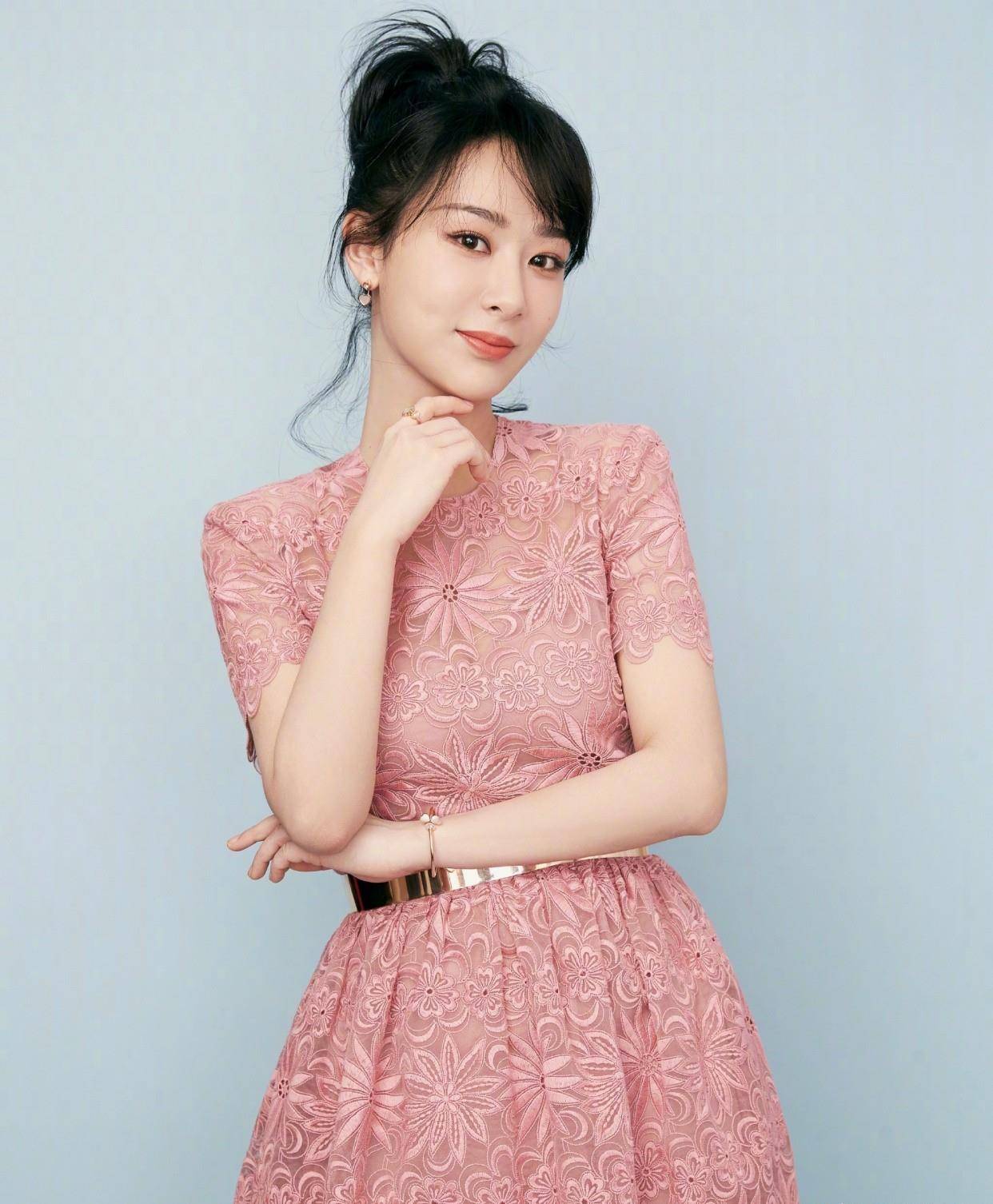 杨紫桃粉色长裙图片
