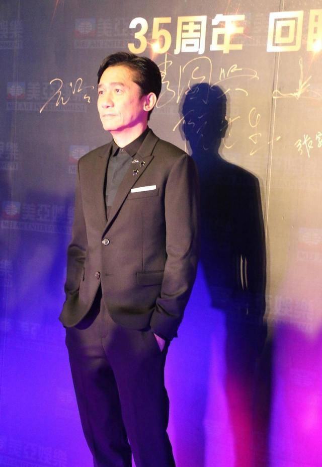 原创59岁梁朝伟罕见登封面身材纤瘦仍有型男范咋穿出来的