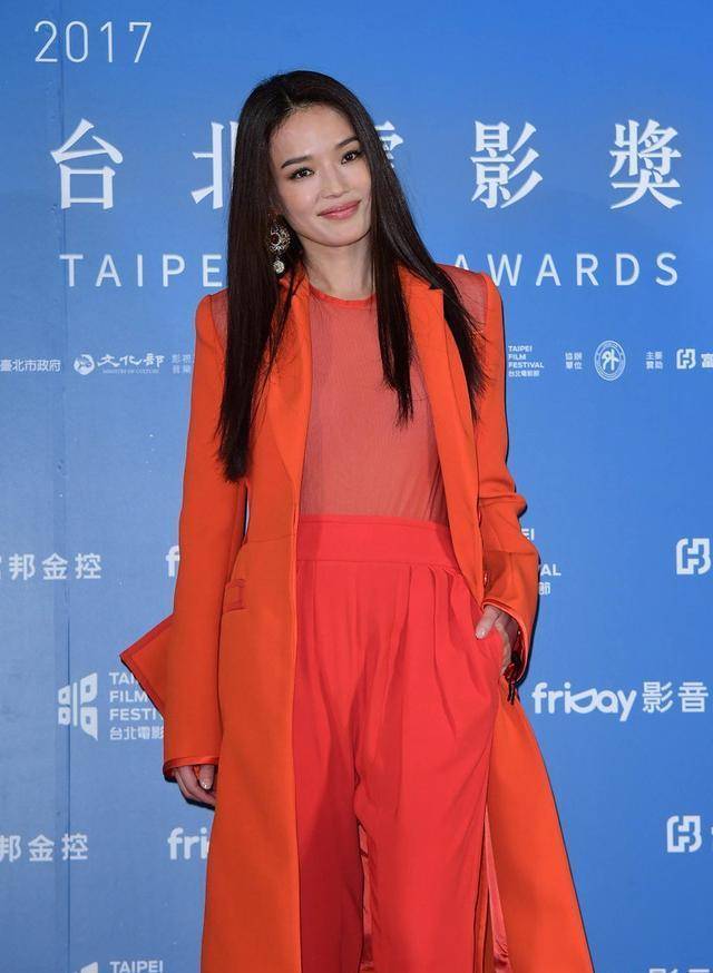 舒淇不愧是时尚达人一身橘色西装气场十足薄纱内搭却时尚撩人