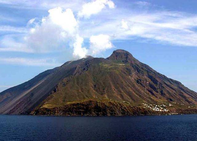 世界上最活跃的火山岛，每天喷发好几次，吸引许多的游客前来