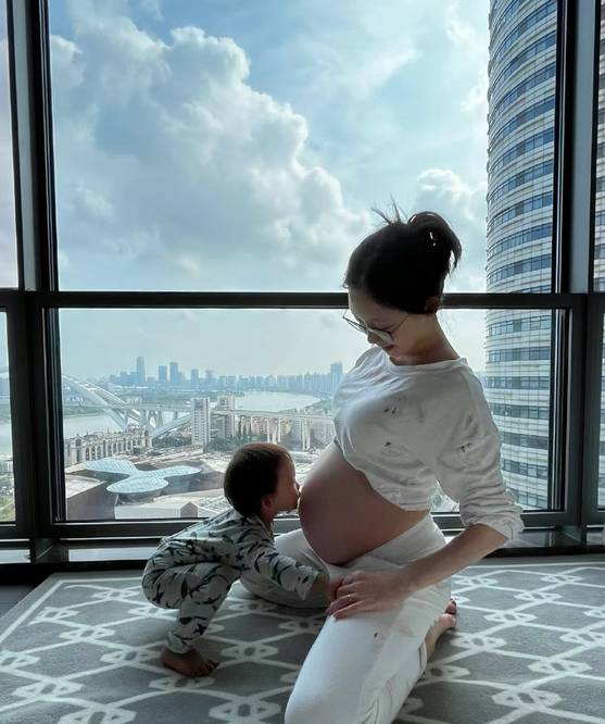 郑恺老婆怀孕的照片图片