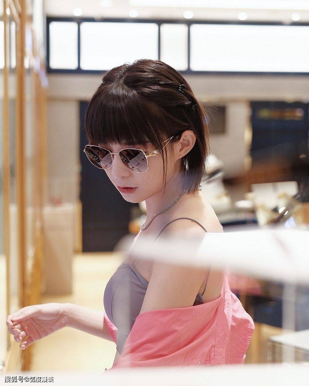 黄洁琪ins生活照:丰满上围辣秀"倒v纤腰"_miko_wong_女神