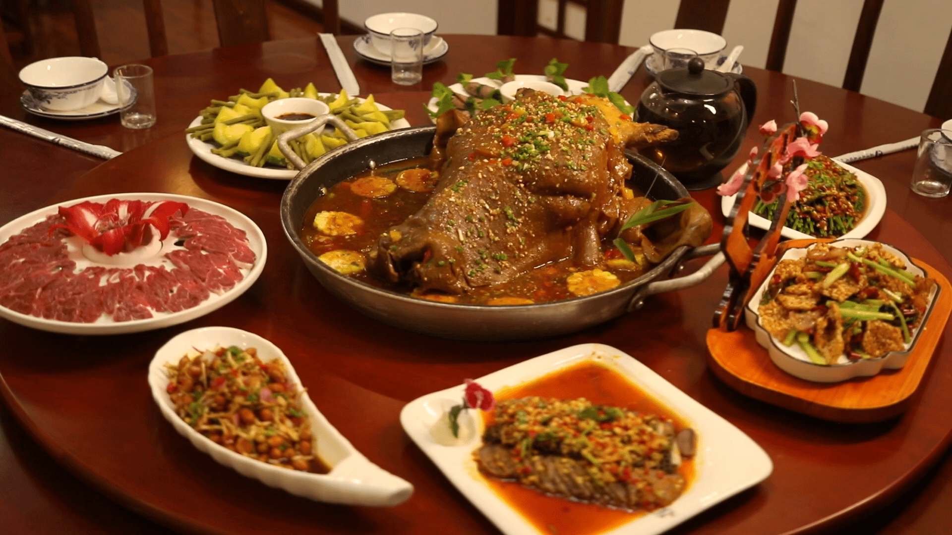 原创贵州荔波古镇的霸气菜肴鸿运当头牛头宴