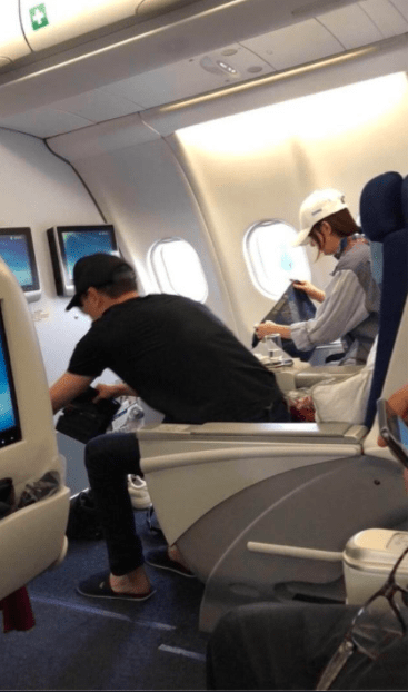 原创赵丽颖超独立昔日坐飞机自己整理披巾冯绍峰穿拖鞋也忙碌