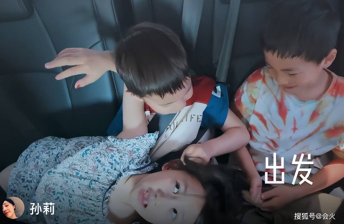孙莉带孩子逛公园 儿子在一旁狂吃零食