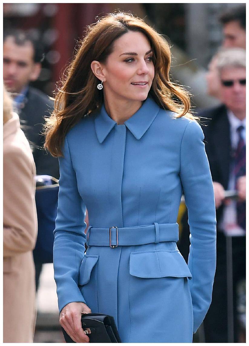 原创凯特王妃就是会穿搭卷发搭配蓝色连衣裙优雅大气又减龄