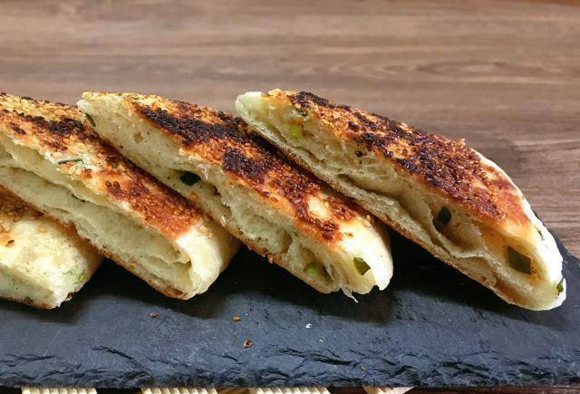 它叫“羌饼”,是上海最传统的面点之一,也是我最喜欢的早点之一_面团_芝麻_口感