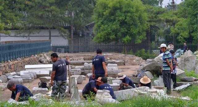 圆明园毁坏150年后, 专家对它进行修复时, 意外发现了5万多件文物