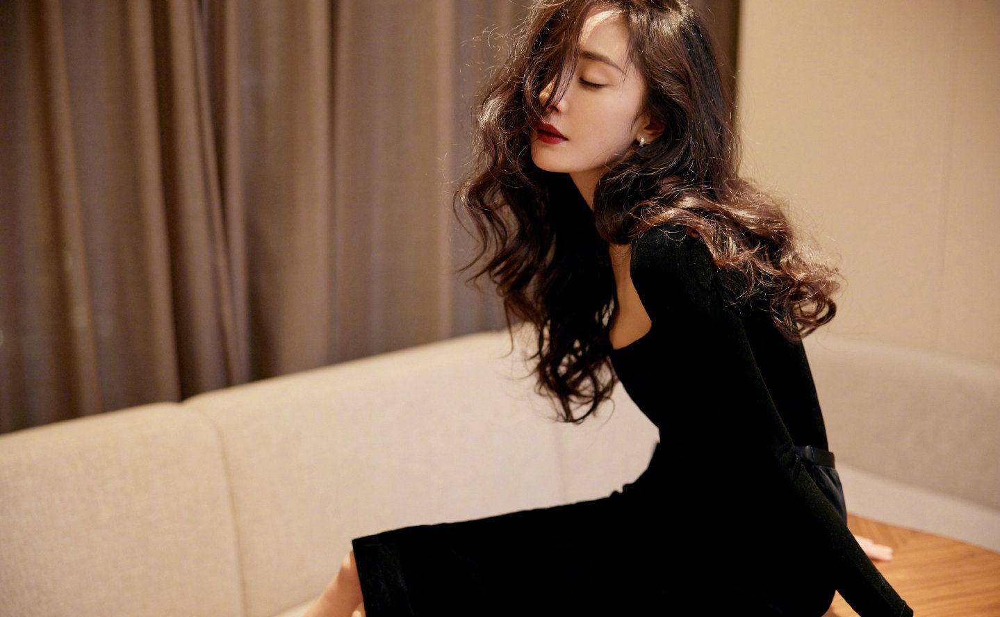 原创杨幂将优雅贯彻到底小黑裙波浪卷发变绝美女神随便拍都惊艳