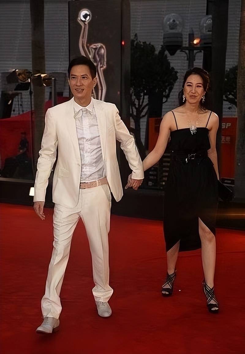 原创张家辉大3岁老婆身材真好穿吊带裙暴露拜拜肉依旧像大家闺秀