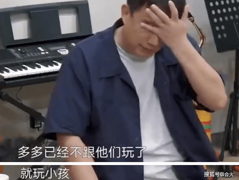 孙莉带孩子逛公园 儿子在一旁狂吃零食