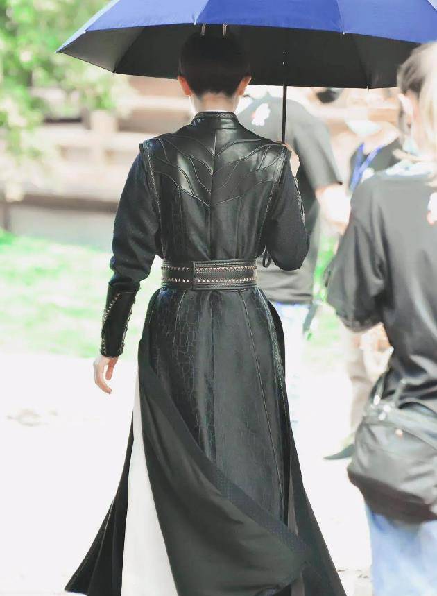 原创杨幂陈伟霆斛珠夫人官宣首波路透照曝光杨幂不愧为腿精